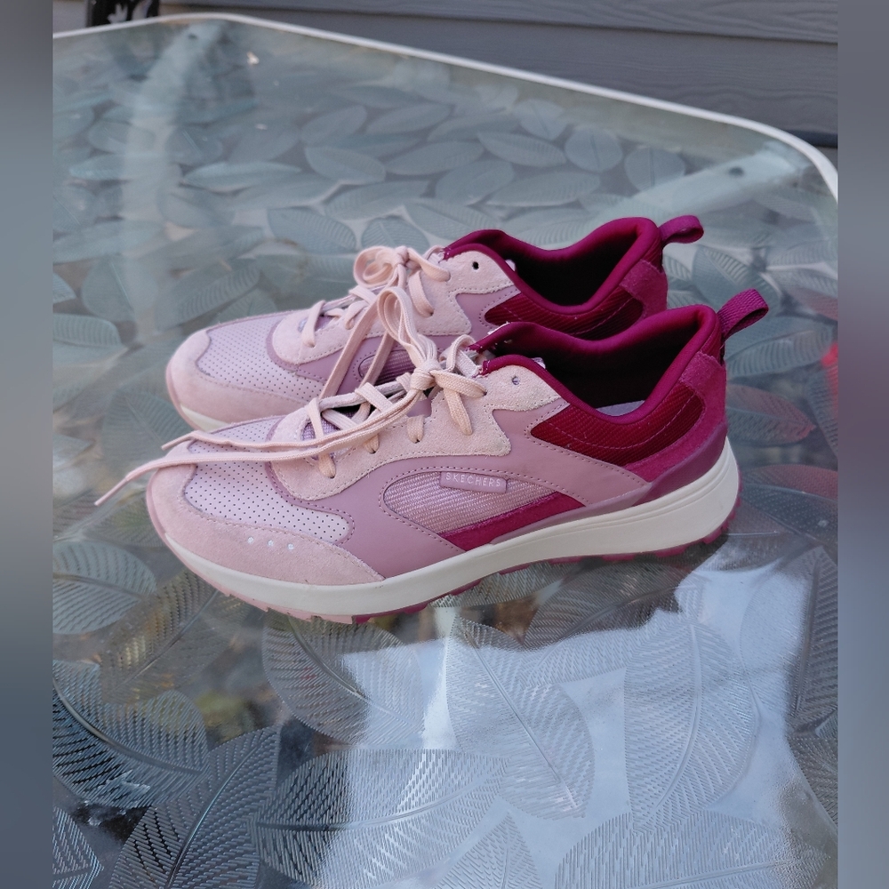 Skechers Women's Size 8 Light Pink and Burgundy Sneakers